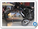 Fertig lackiert, Deckel hat eine Öffnung bekommen und natürlich ein Harley-Windshield, 24.07.2014